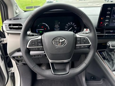 Used 2021 Toyota Sienna XLE w/ XLE Plus Package AWD/4WD image 21