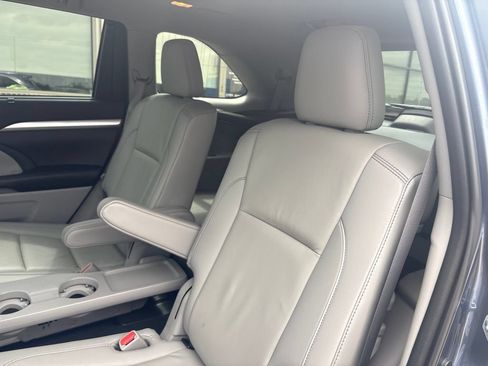 Used 2019 Toyota Highlander XLE AWD/4WD image 40