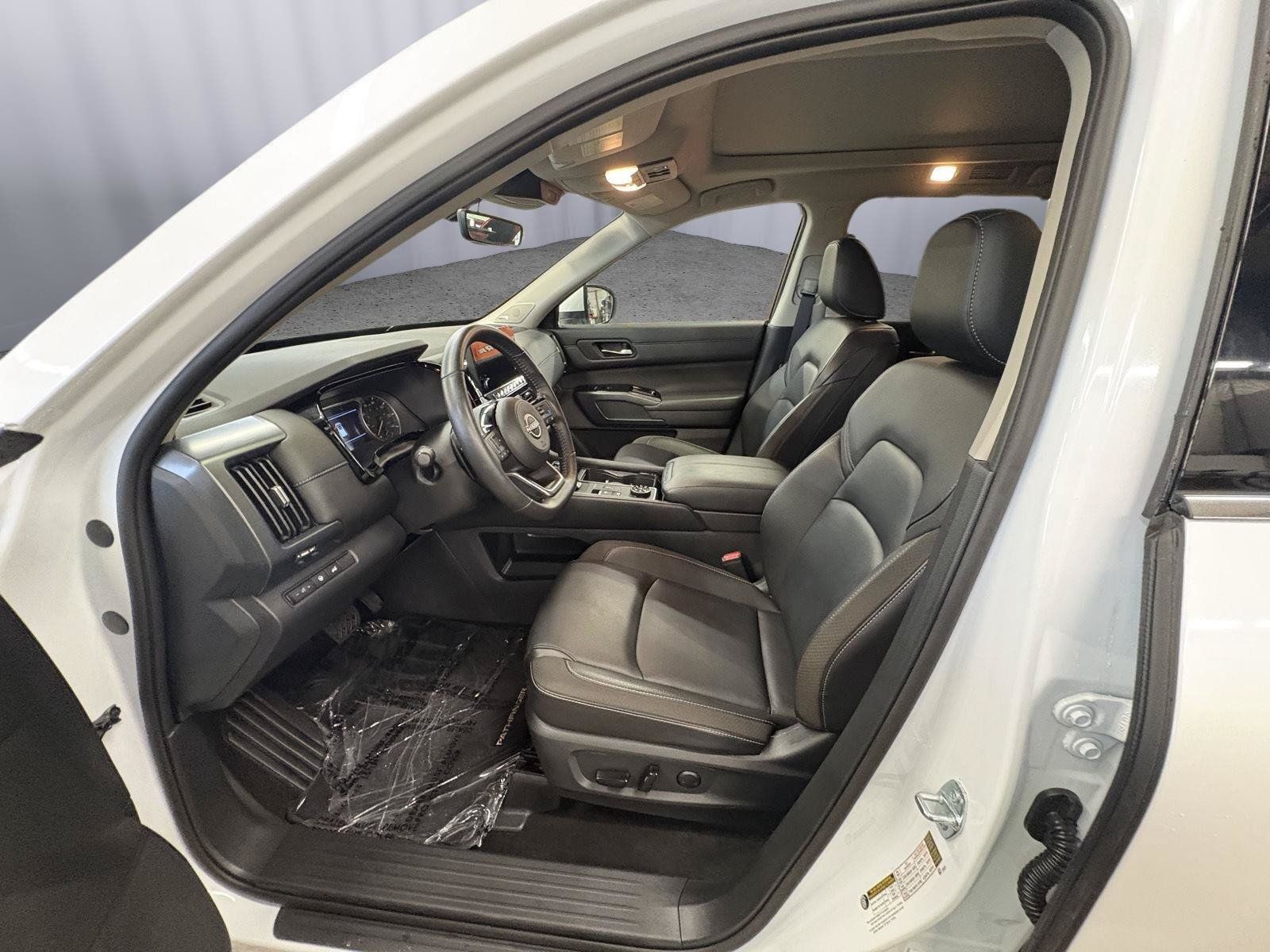 Used 2025 Nissan Pathfinder SL w/ SL Premium Package AWD/4WD image 25