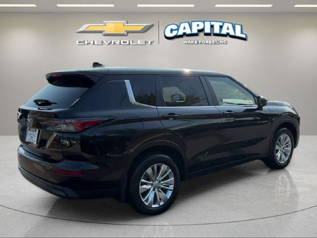 Used 2025 Mitsubishi Outlander ES FWD image 5