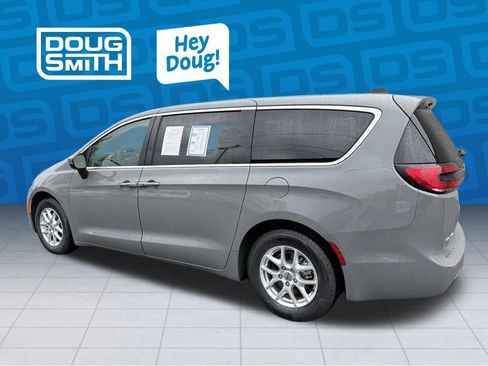 Used 2023 Chrysler Pacifica Touring-L FWD image 2