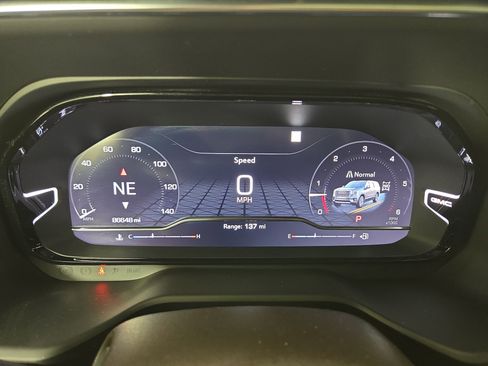 Used 2022 GMC Yukon XL Denali w/ Denali Premium Package image 18