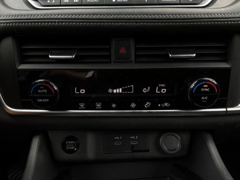 Used 2025 Nissan Rogue SV FWD image 28