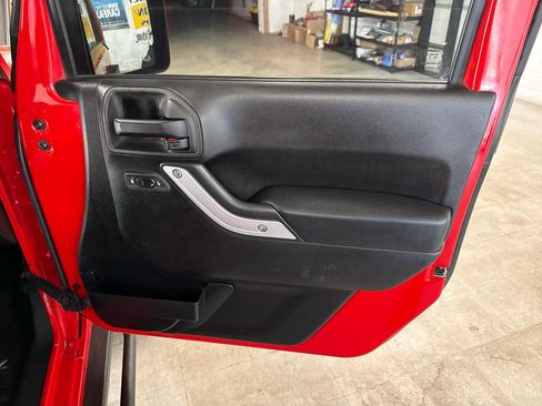 Used 2014 Jeep Wrangler Unlimited Rubicon w/ Connectivity Group AWD/4WD image 53