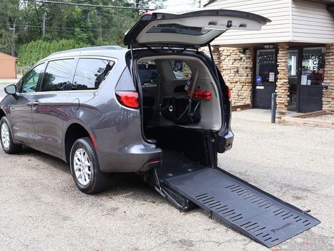 Used 2021 Chrysler Voyager Lxi FWD image 3
