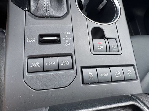 Used 2022 Toyota Highlander XLE AWD/4WD image 22