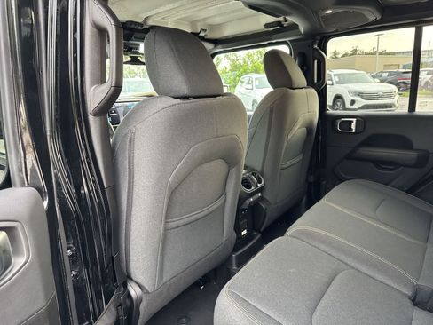 Used 2025 Jeep Wrangler Unlimited Sahara AWD/4WD image 25