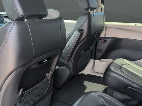 Used 2023 Chrysler Pacifica Touring-L FWD image 22