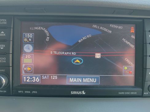 Used 2010 Chrysler Town & Country Touring FWD image 8