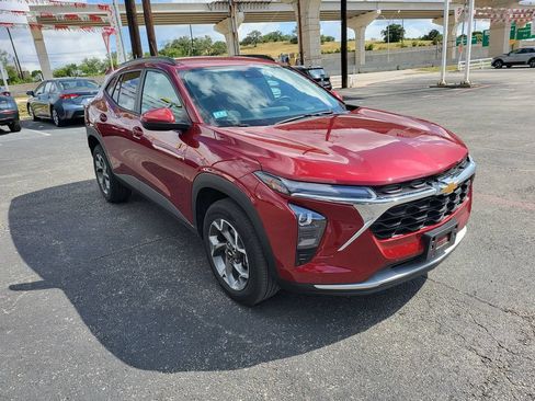 Used 2025 Chevrolet Trax LT w/ LT Convenience Package FWD image 2