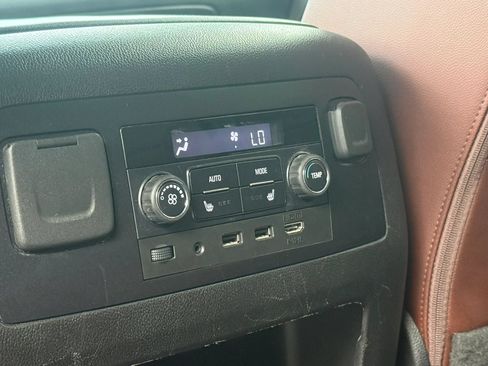 Used 2019 Chevrolet Suburban Premier w/ Premier Plus Edition AWD/4WD image 26