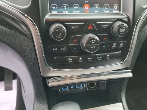 Used 2018 Jeep Grand Cherokee Laredo AWD/4WD image 22