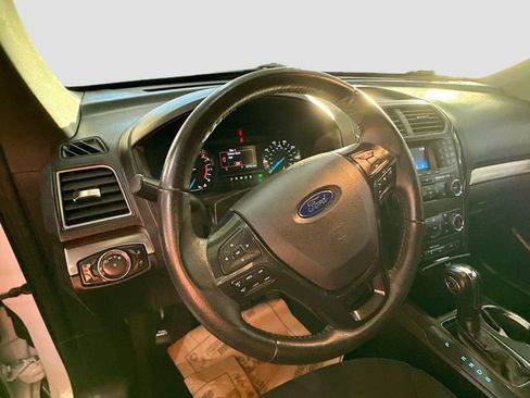 Used 2018 Ford Explorer XLT image 12