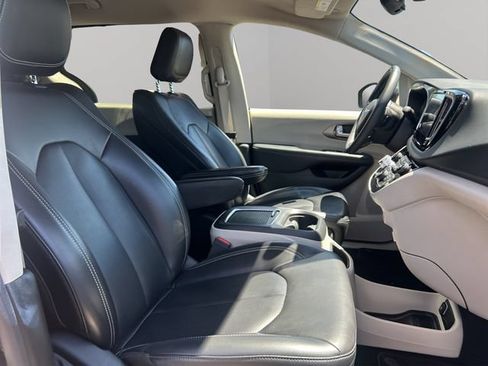 Used 2023 Chrysler Pacifica Touring-L FWD image 24