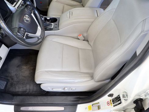 Used 2018 Toyota Highlander Limited Platinum FWD image 44