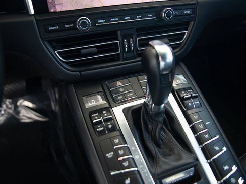 Used 2020 Porsche Macan w/ Premium Package AWD/4WD image 19
