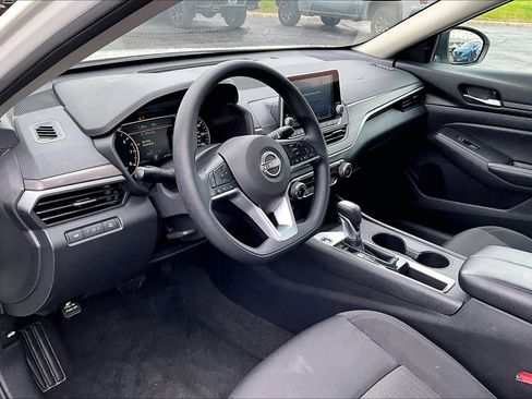 Used 2025 Nissan Altima 2.5 SV image 13