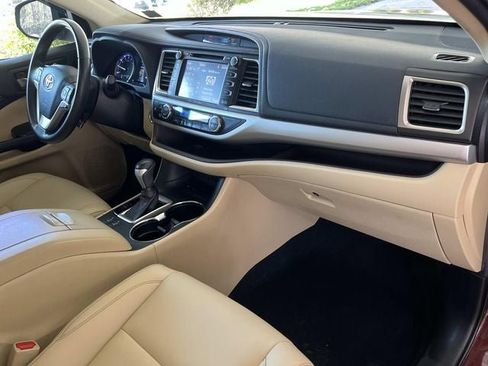 Used 2019 Toyota Highlander XLE image 27