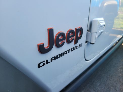 Used 2024 Jeep Gladiator Mojave AWD/4WD image 9