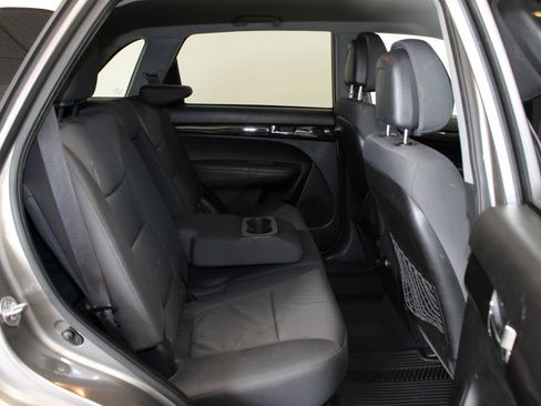Used 2012 Kia Sorento FWD w/ Third Row Pkg image 9
