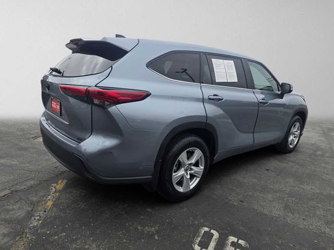 Used 2023 Toyota Highlander LE FWD image 3