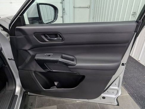 Used 2025 Nissan Pathfinder SV image 28