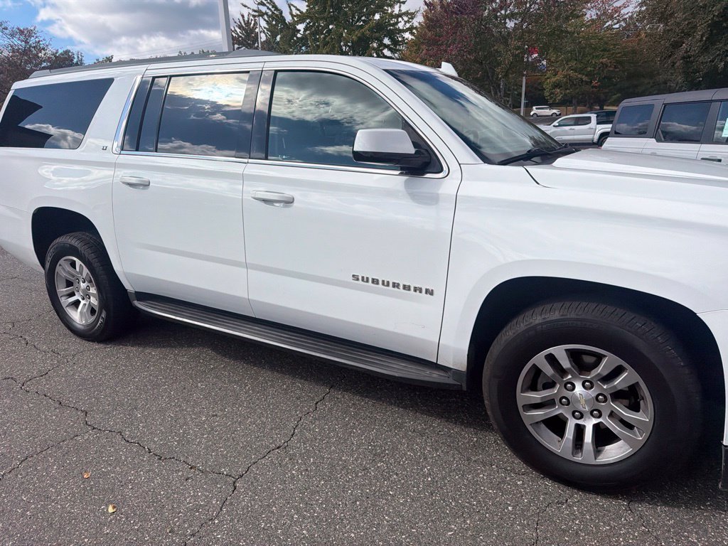 Used 2017 Chevrolet Suburban LT RWD image 4