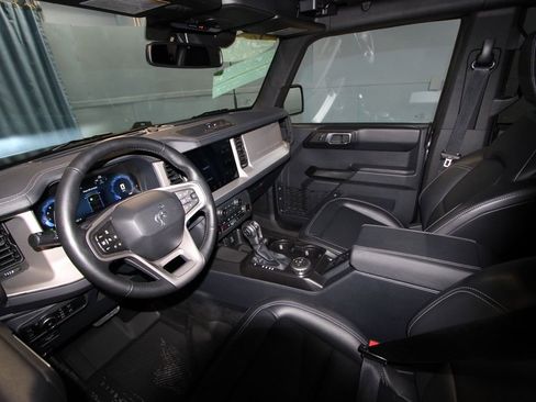 Used 2025 Ford Bronco Outer Banks image 2