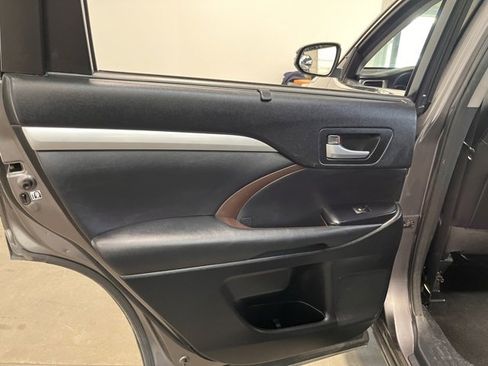 Used 2015 Toyota Highlander XLE image 18