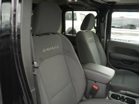 Used 2022 Jeep Wrangler Unlimited Sahara w/ Cold Weather Group image 19