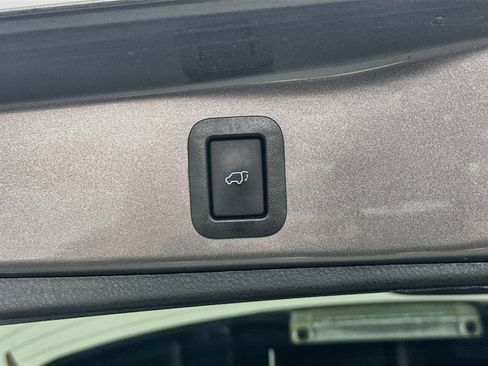 Used 2018 Toyota Highlander SE FWD image 33