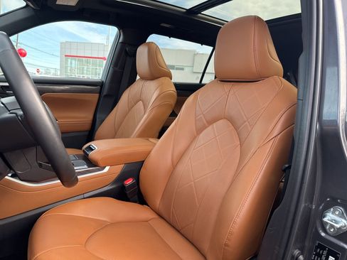 Used 2025 Toyota Highlander Platinum image 15