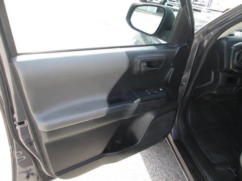 Used 2017 Toyota Tacoma SR5 image 12