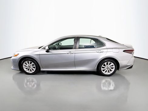 Used 2022 Toyota Camry XSE FWD image 6