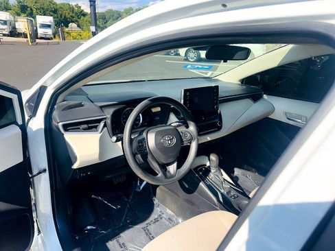 Used 2021 Toyota Corolla LE image 18