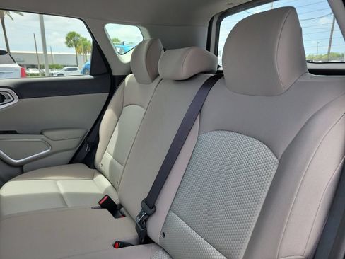 Used 2025 Kia Soul LX w/ LX Technology Package FWD image 10