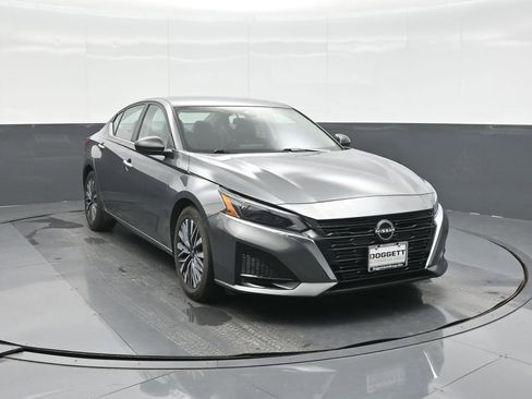 Used 2025 Nissan Altima 2.5 SV FWD image 18