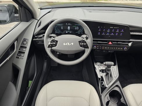 Used 2025 Kia Niro EX FWD image 13