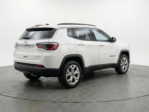 Used 2025 Jeep Compass Latitude AWD/4WD image 9