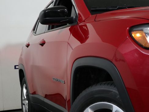 Used 2024 Jeep Compass Latitude AWD/4WD image 3