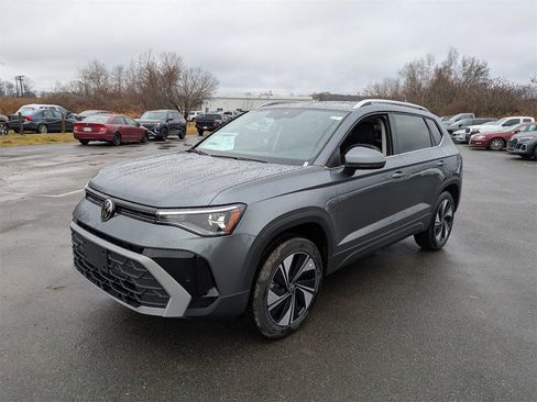 New 2026 Volkswagen Taos SE image 7