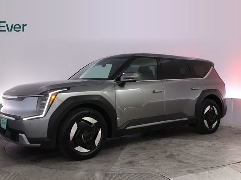 Used 2024 Kia EV9 Light Long Range RWD image 18