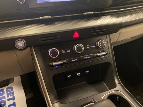 Used 2023 Kia Carnival LX FWD image 13