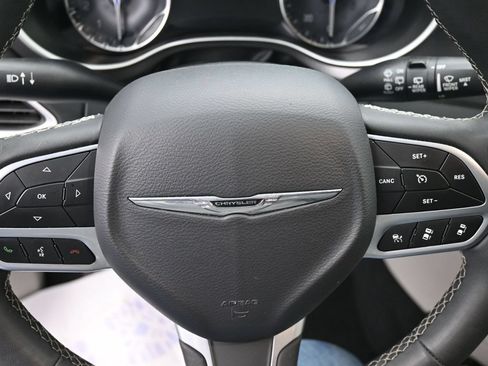Used 2023 Chrysler Pacifica Touring-L FWD image 19