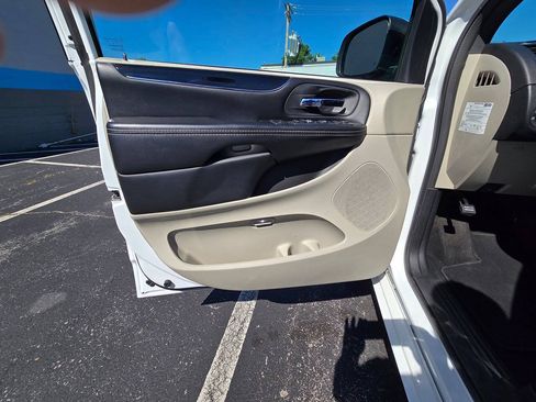 Used 2019 Dodge Grand Caravan SXT FWD image 14