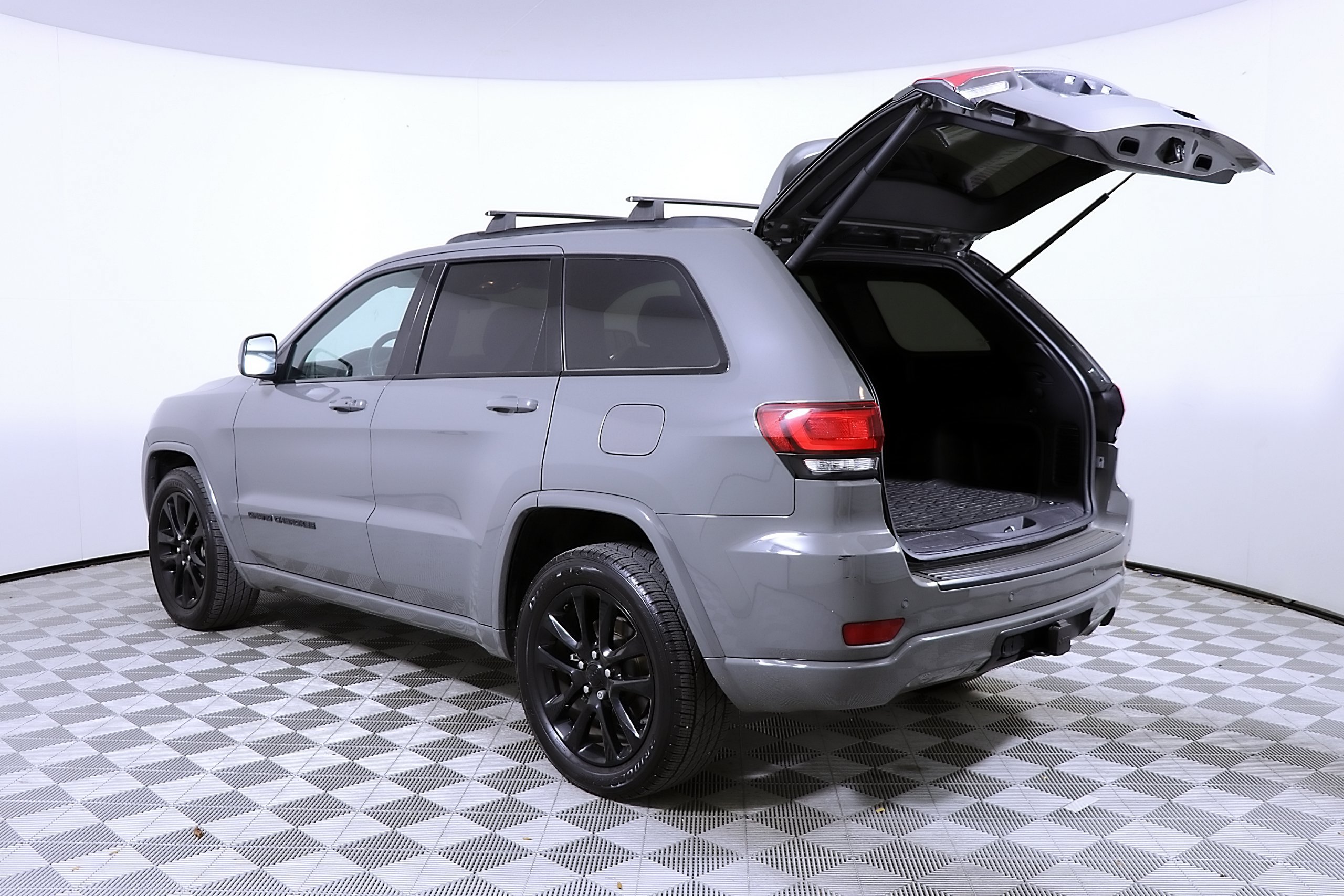 Used 2021 Jeep Grand Cherokee Laredo X RWD image 10