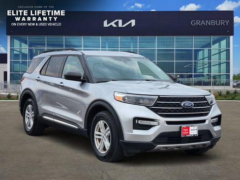 Used 2024 Ford Explorer XLT w/ Equipment Group 202A RWD image 3