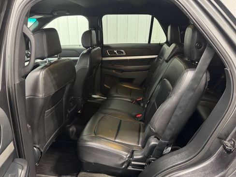 Used 2017 Ford Explorer XLT w/ XLT Technology Feature Bundle AWD/4WD image 14