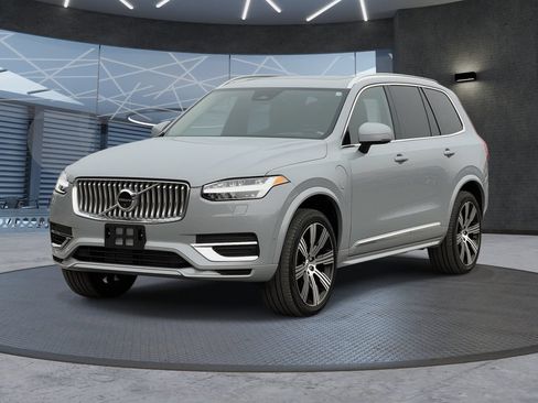 Used 2025 Volvo XC90 T8 Ultra w/ Protection Package Premier AWD/4WD image 2
