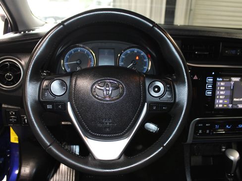Used 2018 Toyota Corolla SE w/ SE Premium Package FWD image 9